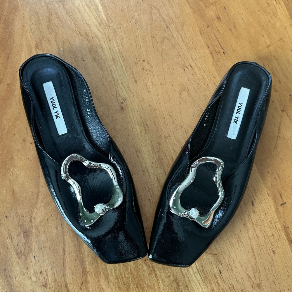 Yuul Yie Black Women's Slip-On Mules